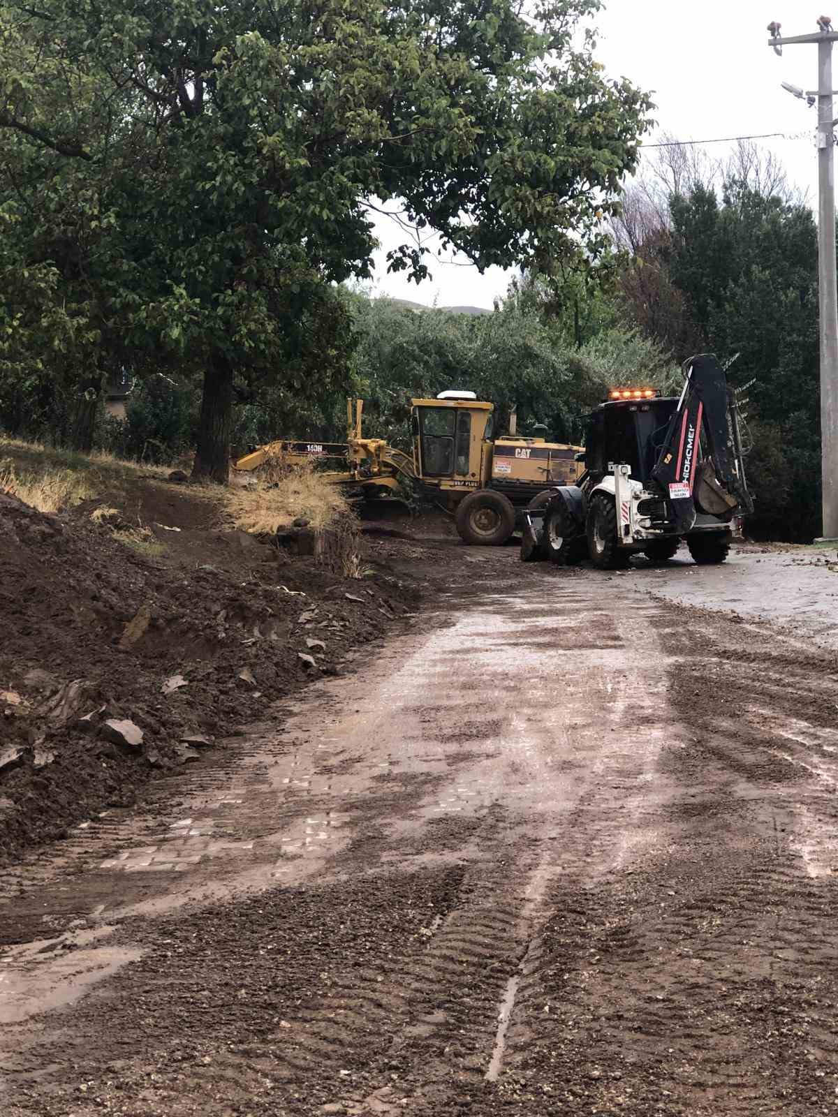 Ahlat’ta sel nedeniyle kapanan köy yolları ulaşıma açıldı