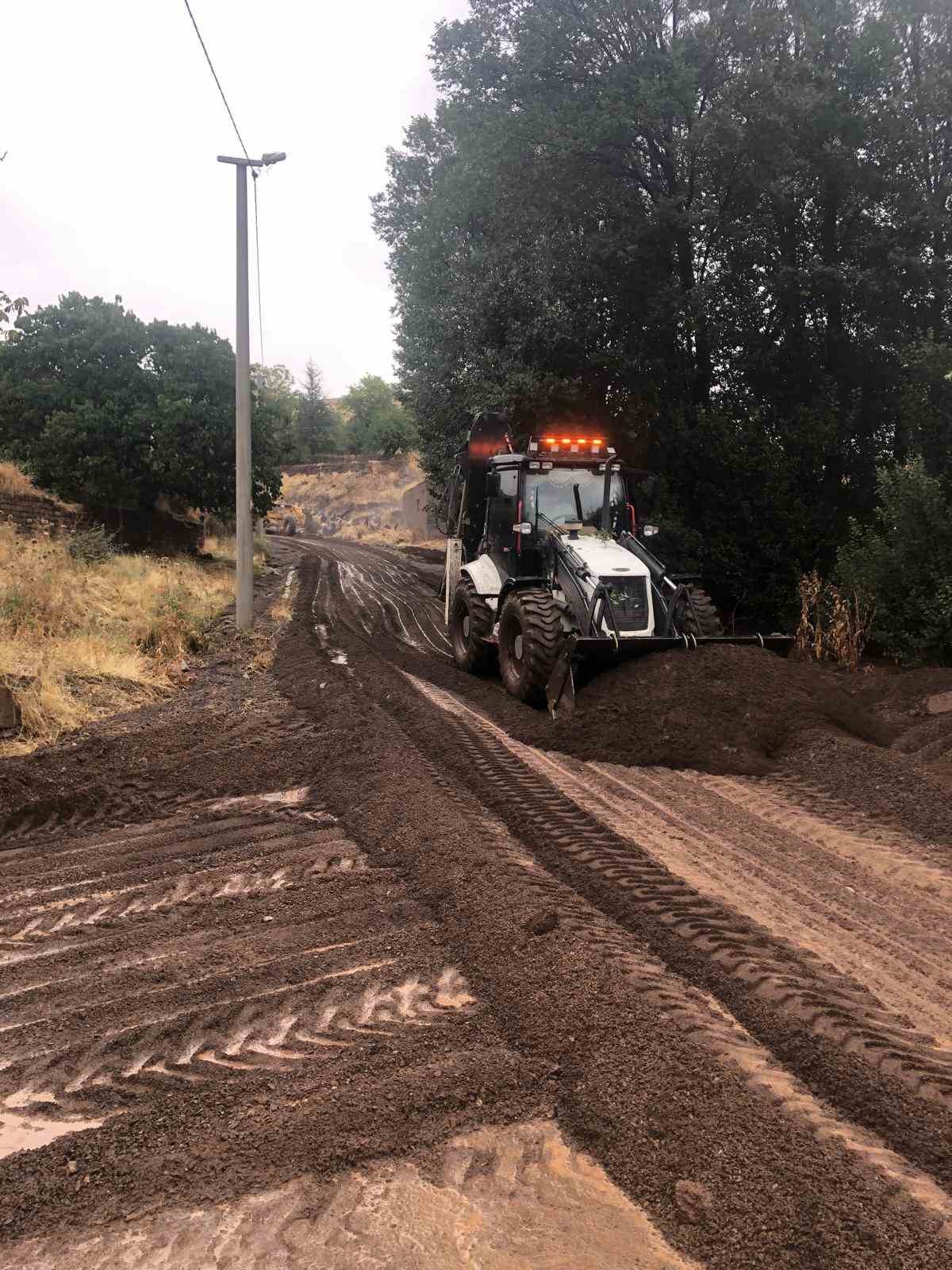 Ahlat’ta sel nedeniyle kapanan köy yolları ulaşıma açıldı