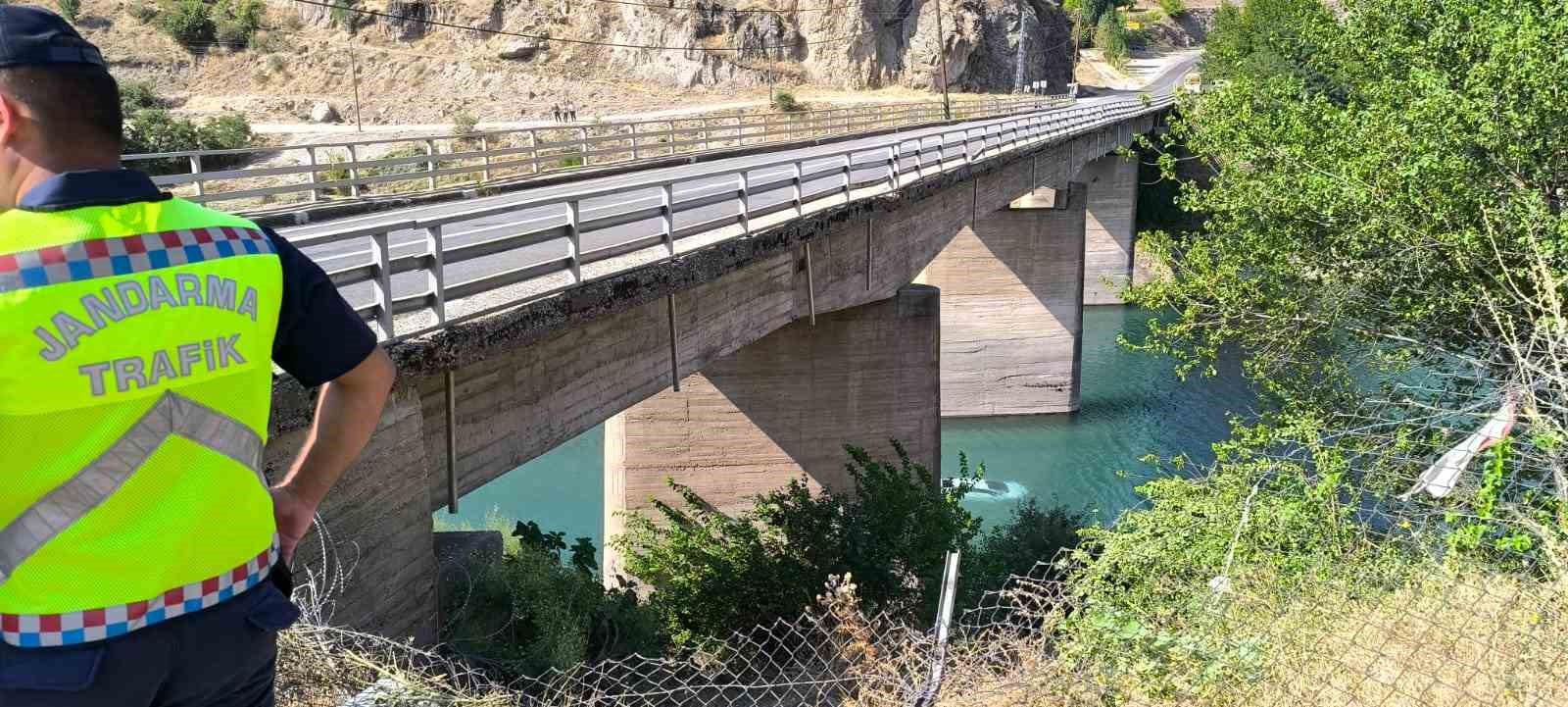 Baraj gölüne uçan araçtan inanılmaz kurtuluş