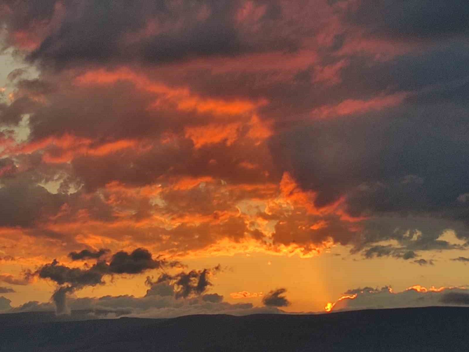 Ardahan’da gökyüzü kızıla büründü