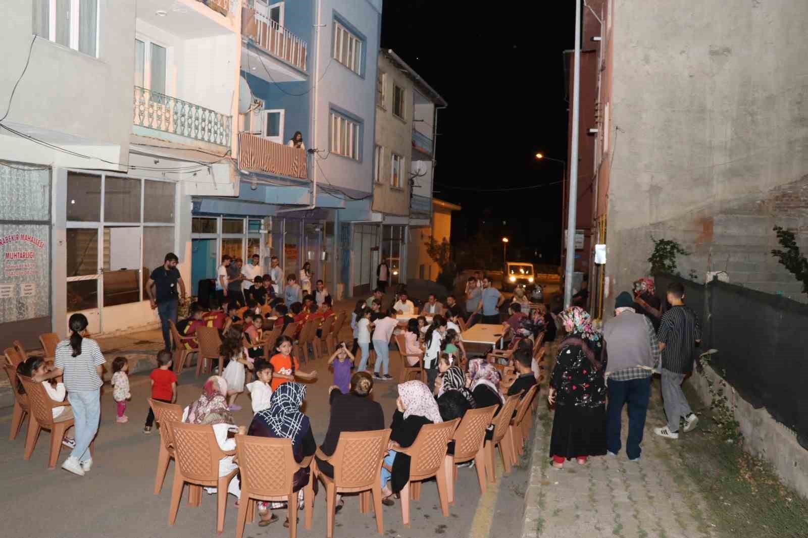 Erzurum’da minik futbolculara mahalleliden sevgi seli