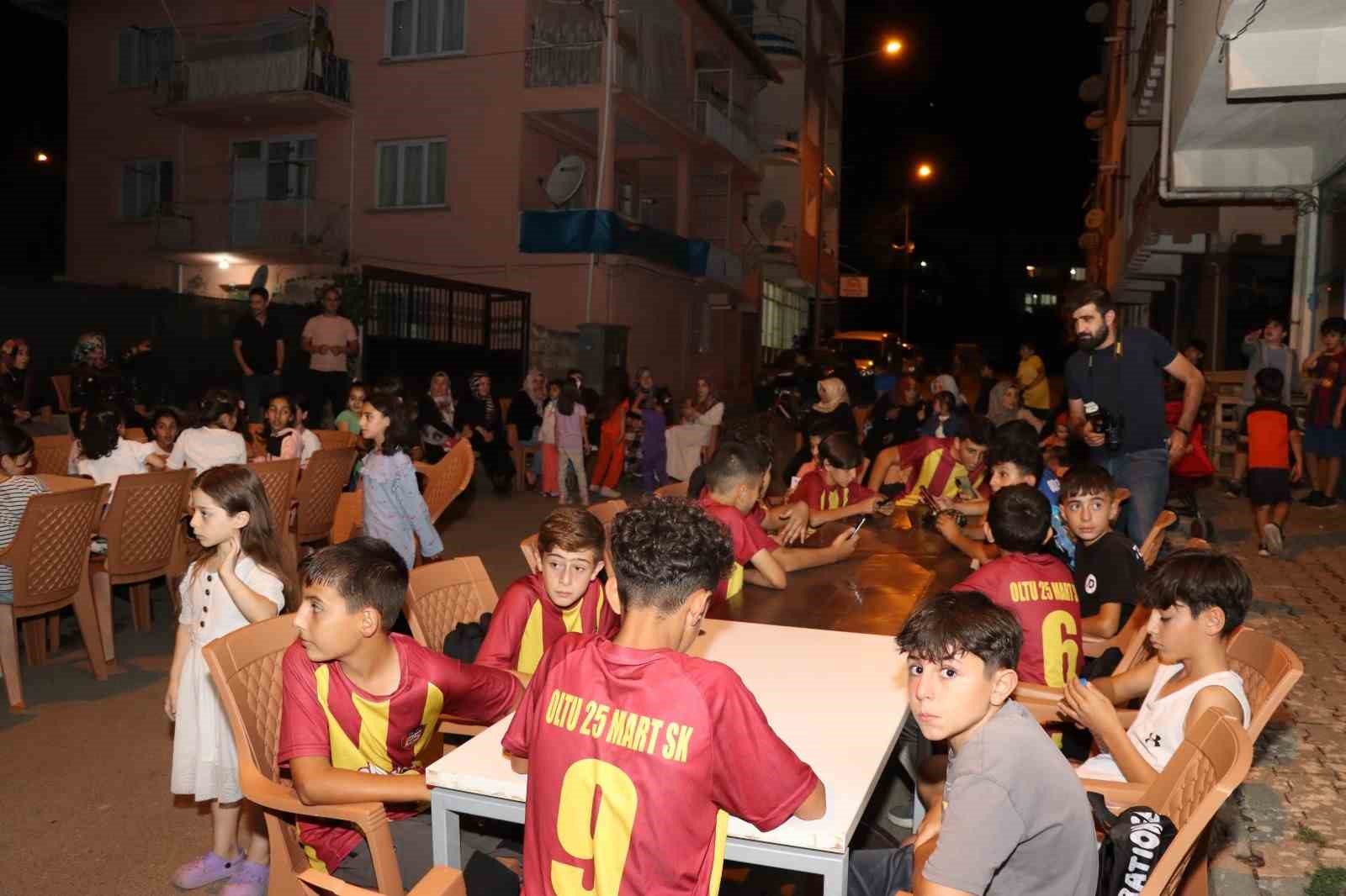 Erzurum’da minik futbolculara mahalleliden sevgi seli