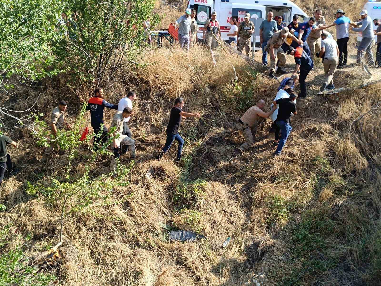 Tunceli’de araç suya uçtu: Otomobilde bulunan aynı aileden 4 kişi kurtarıldı