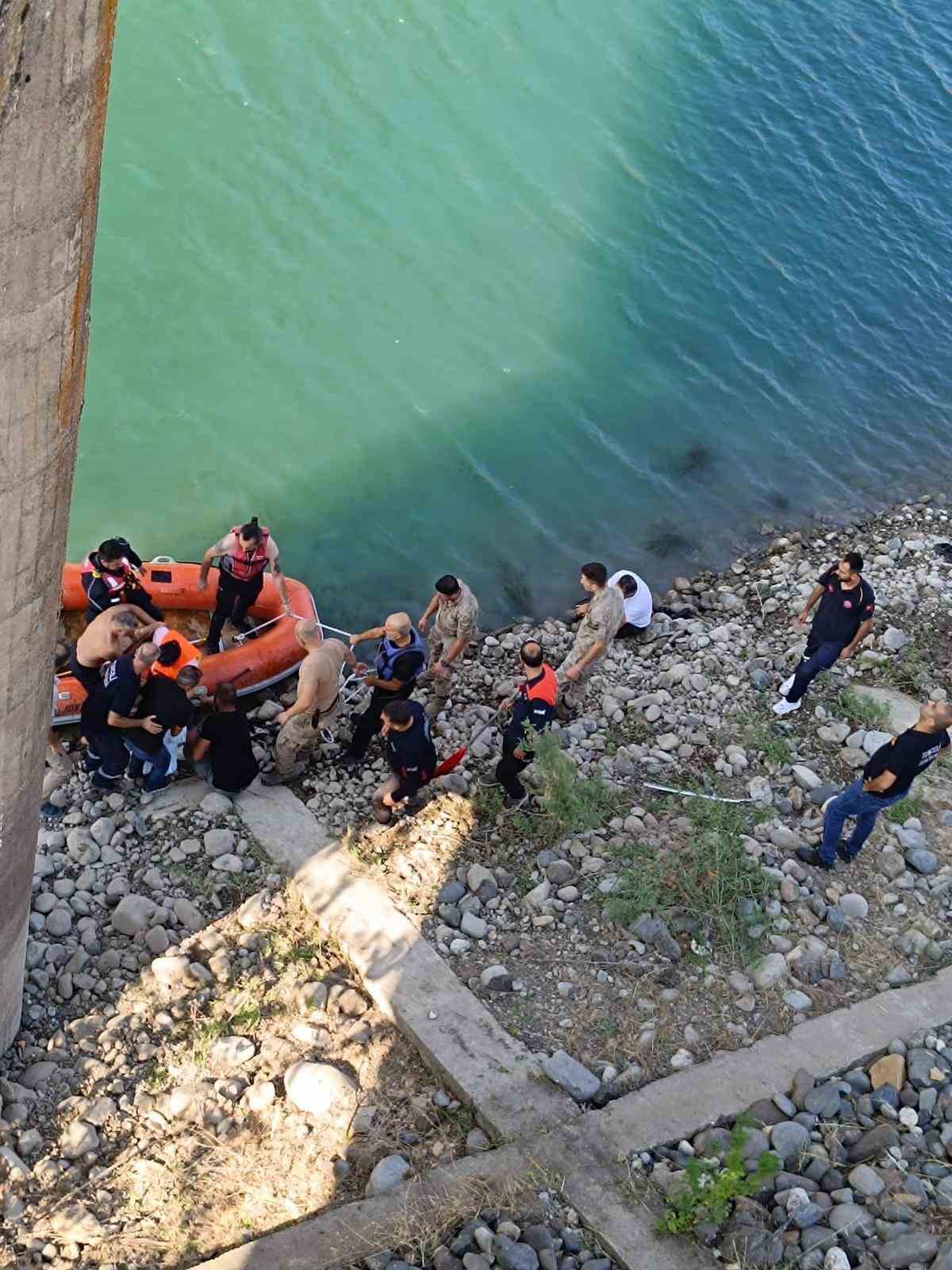 Tunceli’de araç suya uçtu: Otomobilde bulunan aynı aileden 4 kişi kurtarıldı