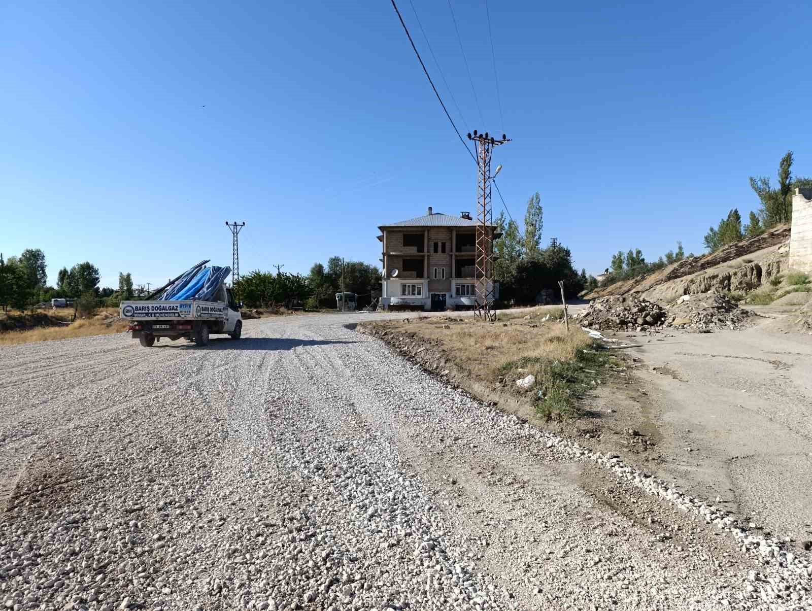 Van’da iki mahalleyi birbirine bağlayan yol yeniden trafiğe açıldı