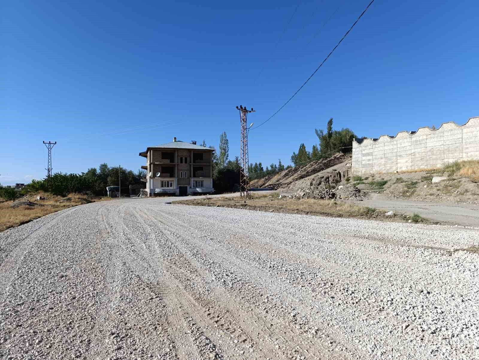 Van’da iki mahalleyi birbirine bağlayan yol yeniden trafiğe açıldı