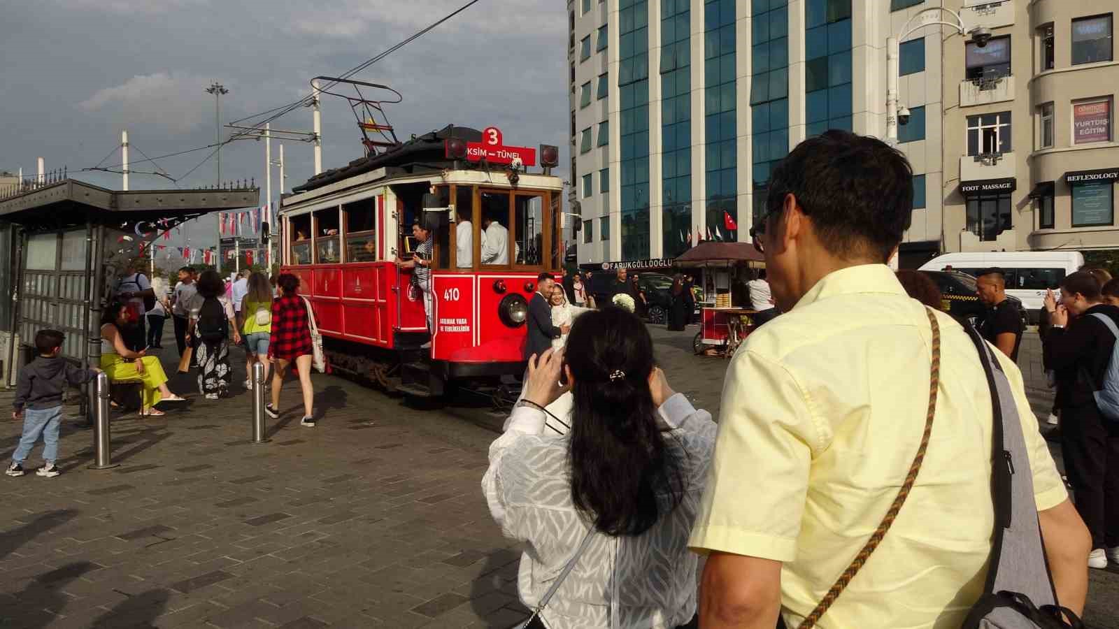 Taksim’de objektiflere gülümseyen Faslı gelin ve damat büyük ilgi gördü