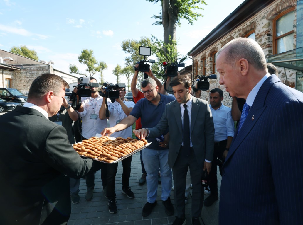 Cumhurbaşkanı Erdoğan’dan gazetecilere kandil simidi ikramı