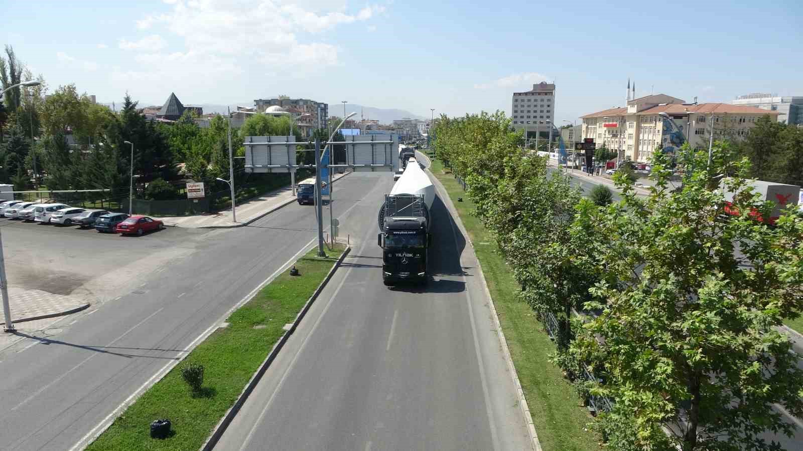 Dev rüzgar gülü türbinleri böyle taşındı