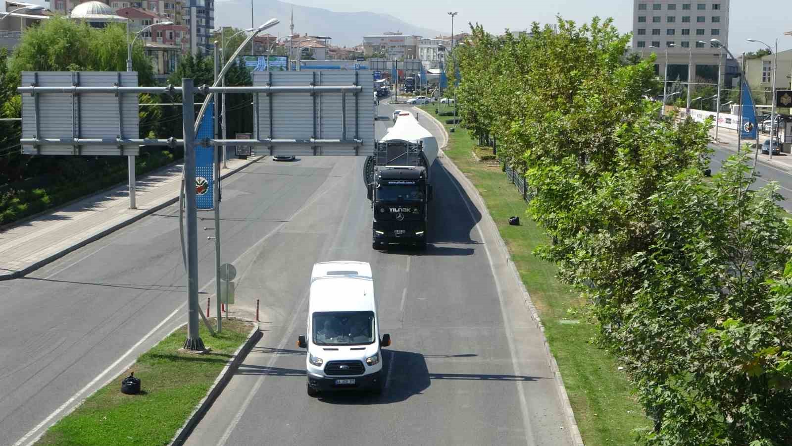 Dev rüzgar gülü türbinleri böyle taşındı