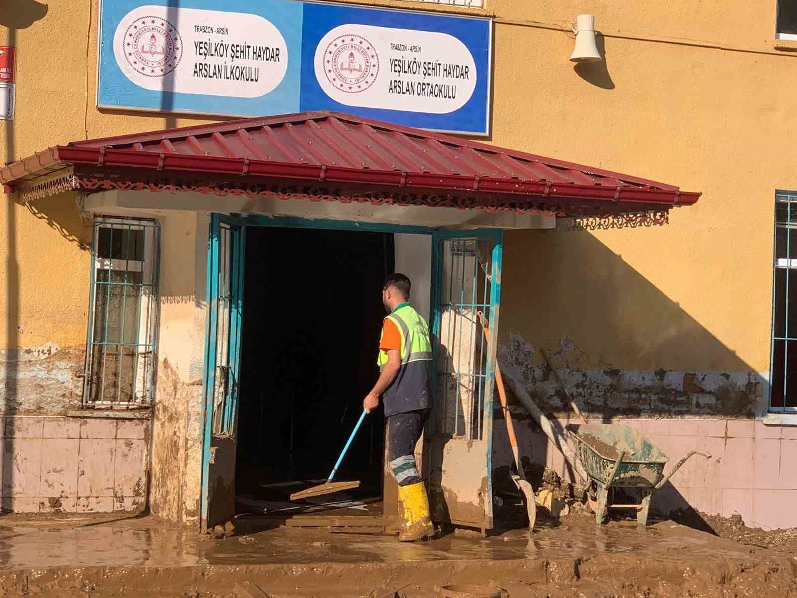 Selden zarar gören okullar temizleniyor