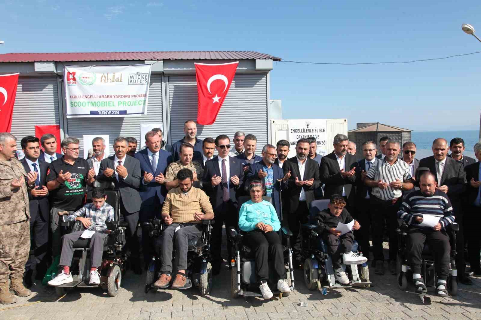 Ahlat’ta 50 engelliye akülü araç hediye edildi