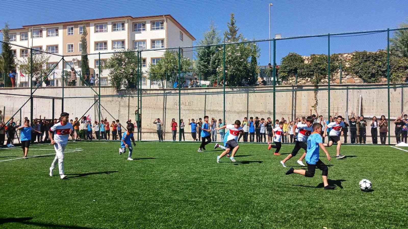 Bakan Kurum çocuklara verdiği halı saha sözünü yerine getirdi