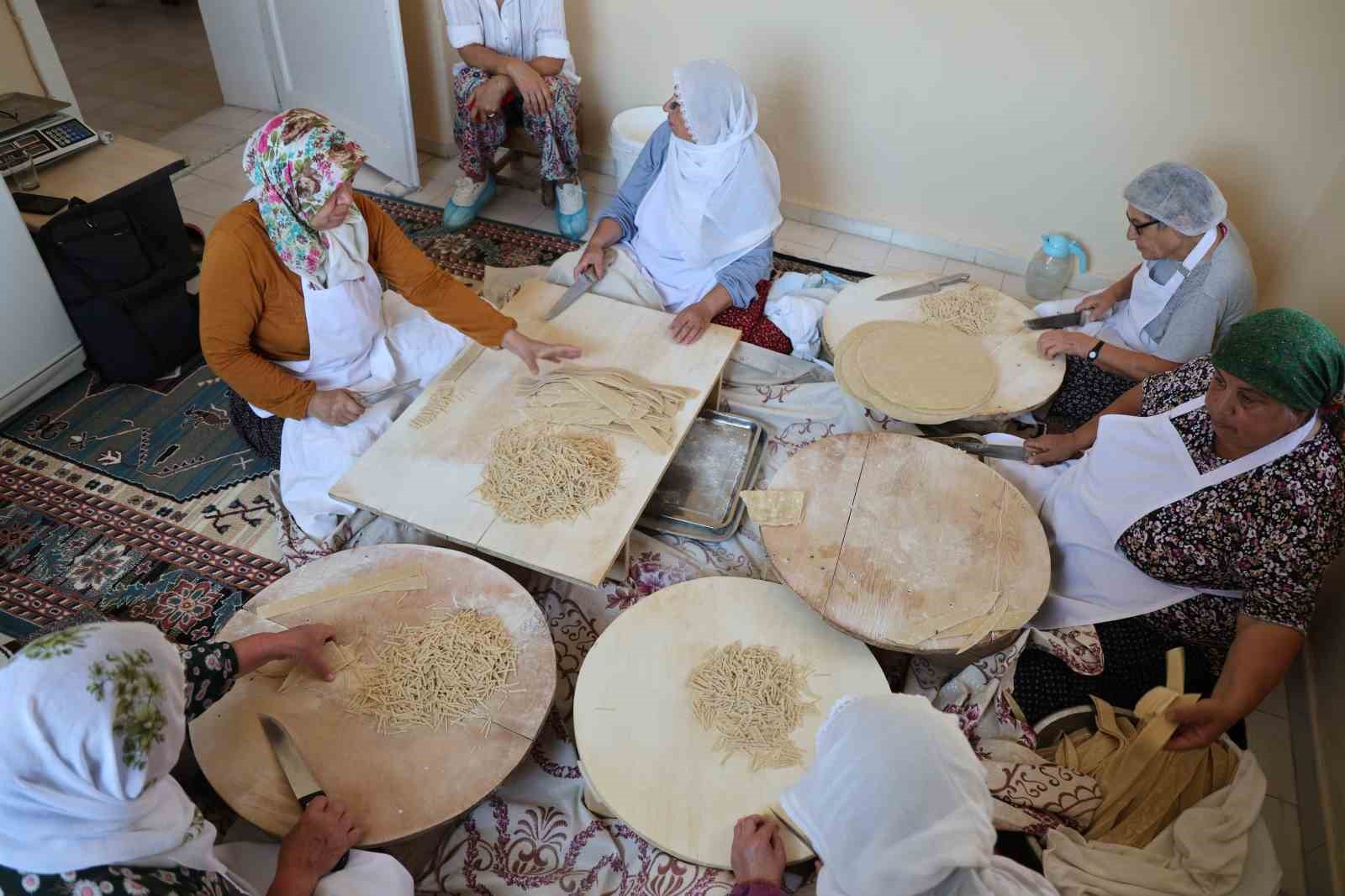 Kadınlar kurdukları kooperatifte hem sosyalleşiyor hem de ekonomilerine katkı sağlıyor