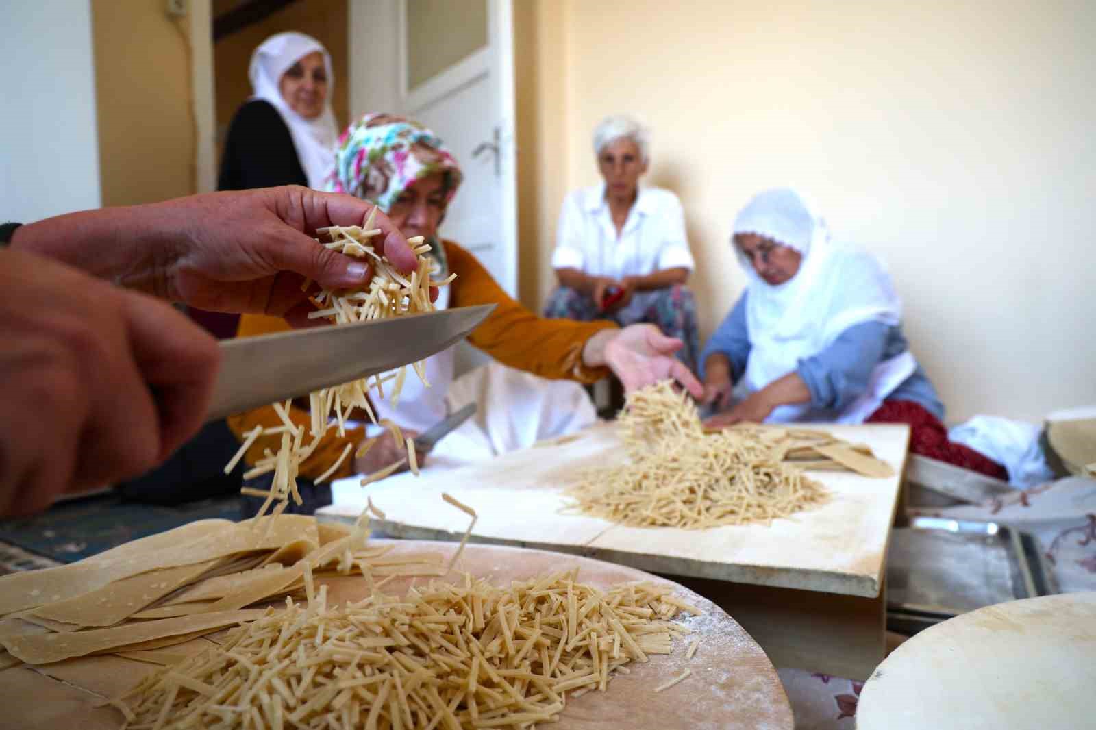 Kadınlar kurdukları kooperatifte hem sosyalleşiyor hem de ekonomilerine katkı sağlıyor