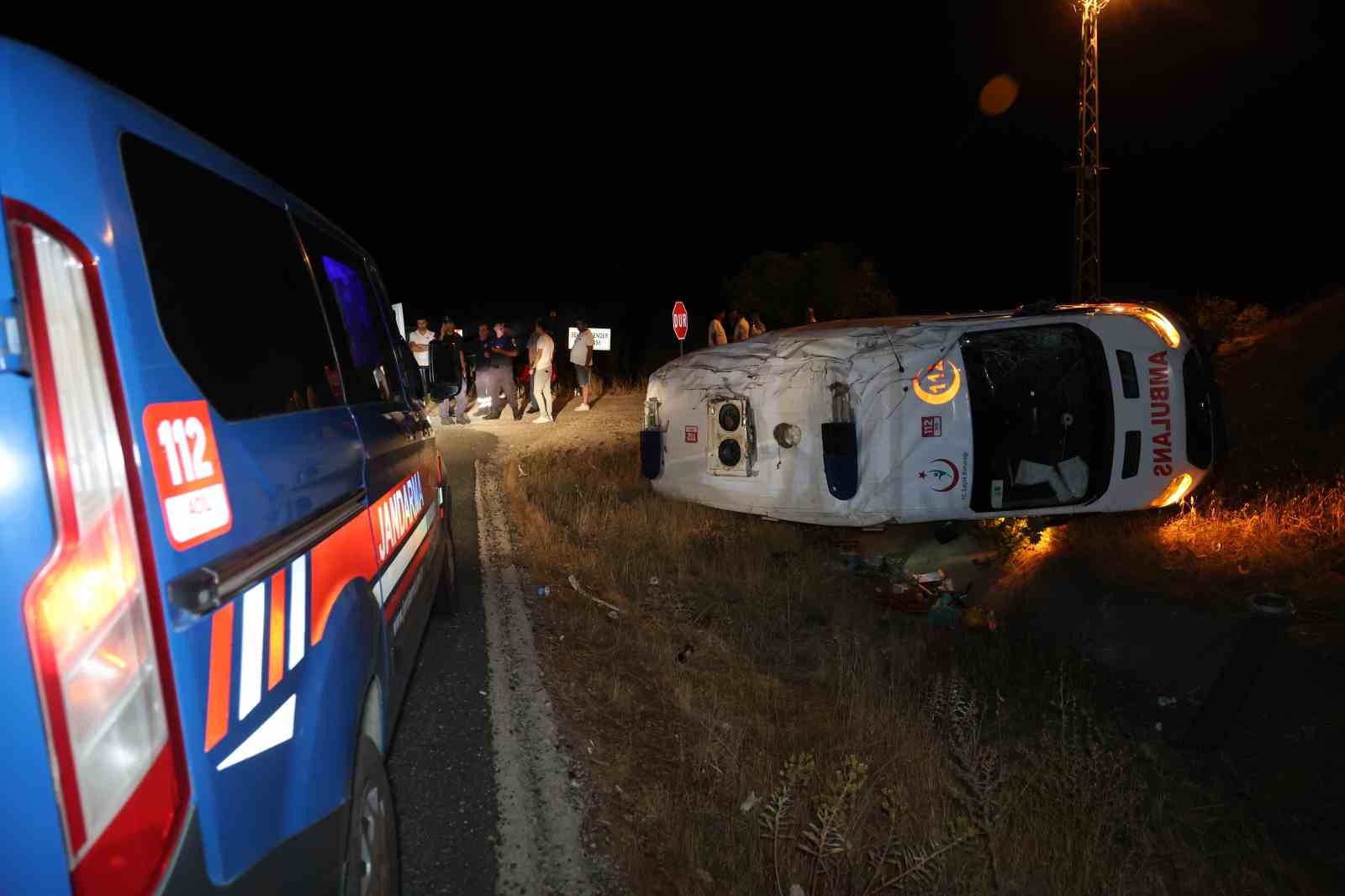 Elazığ’da ambulans şarampole devrildi: 3 yaralı