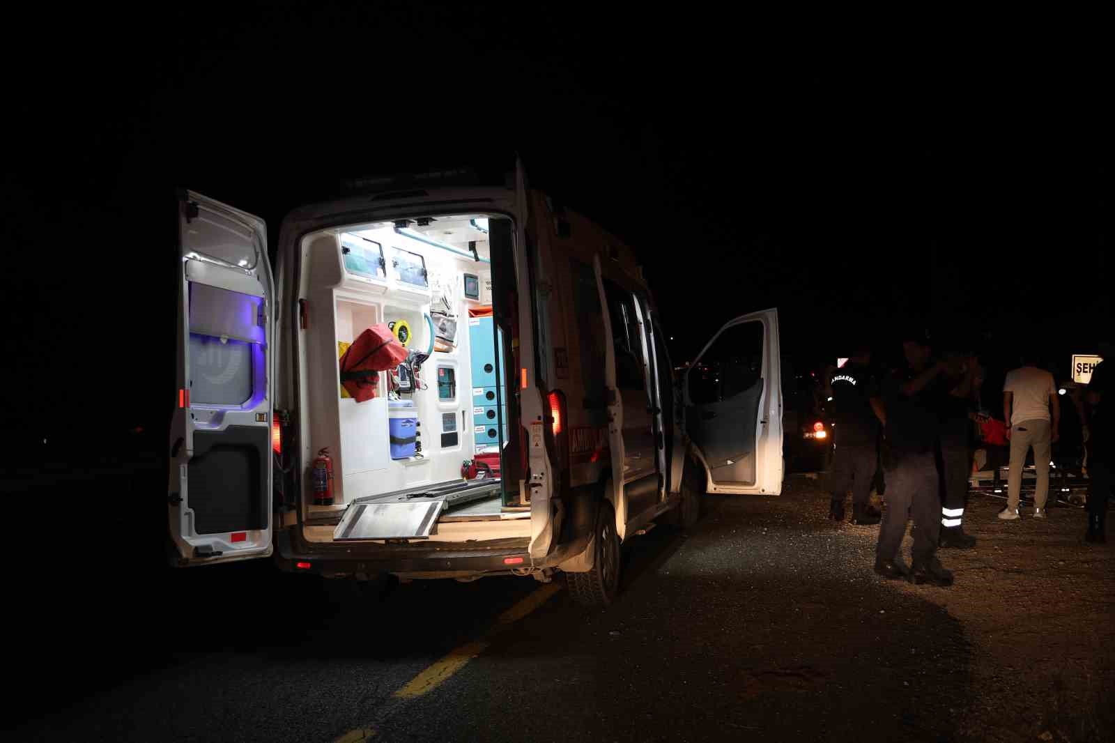 Elazığ’da ambulans şarampole devrildi: 3 yaralı