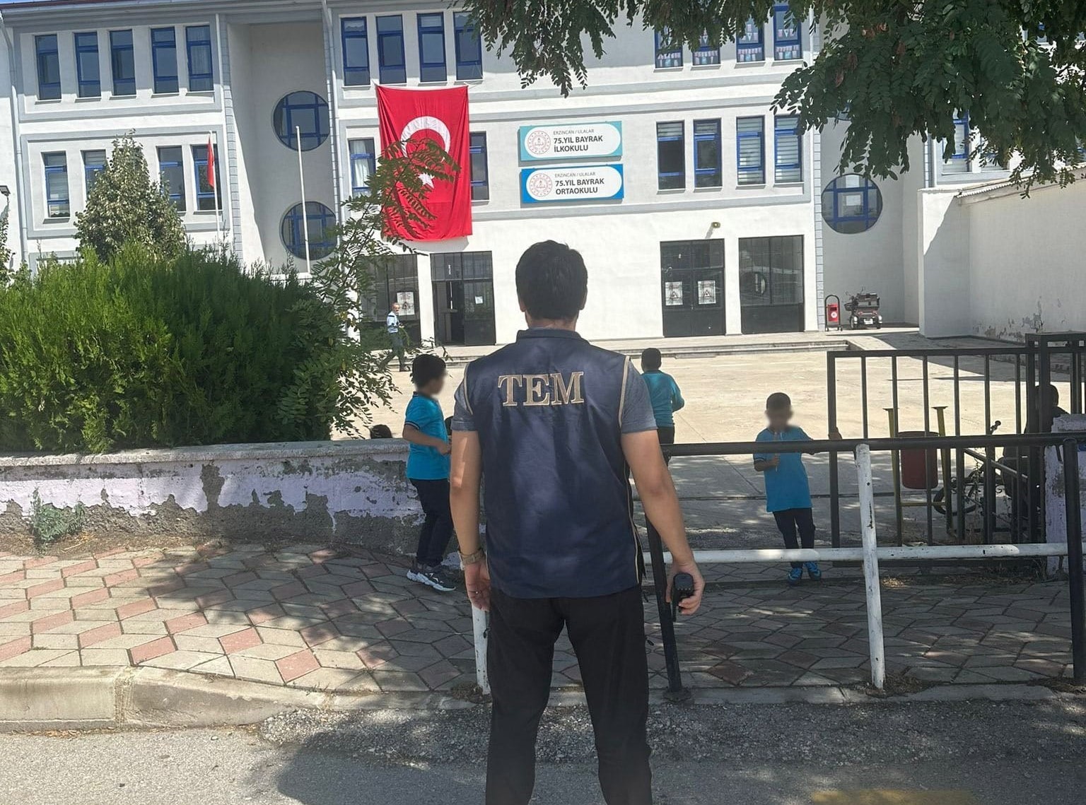 Emniyet: çocukların ve gençlerin güvenliği için 7/24 sahada