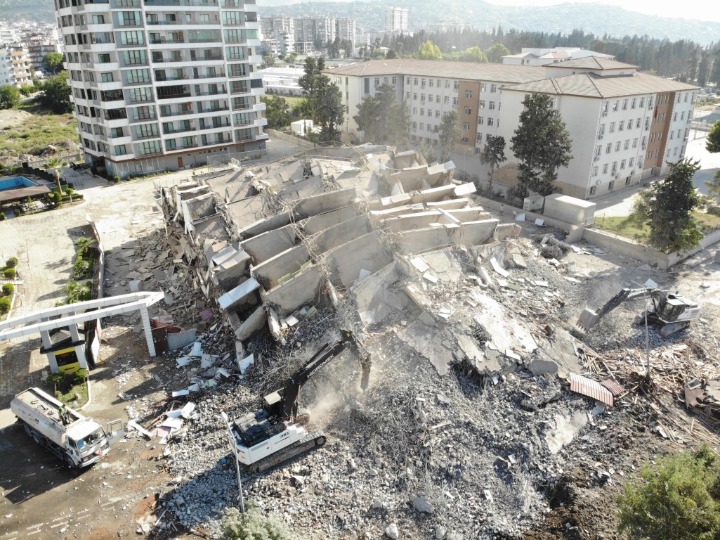 Hatay’da 16 katlı bina iş makinesinin darbesiyle yerle bir oldu