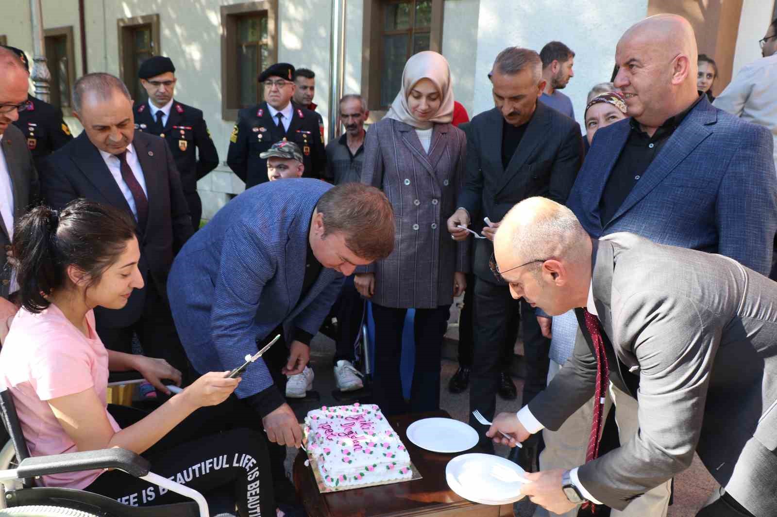 Akülü sandalyeye kavuşan kadın mutluluktan gözyaşlarına boğuldu