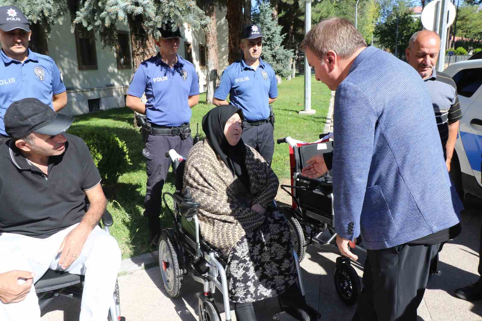 Akülü sandalyeye kavuşan kadın mutluluktan gözyaşlarına boğuldu