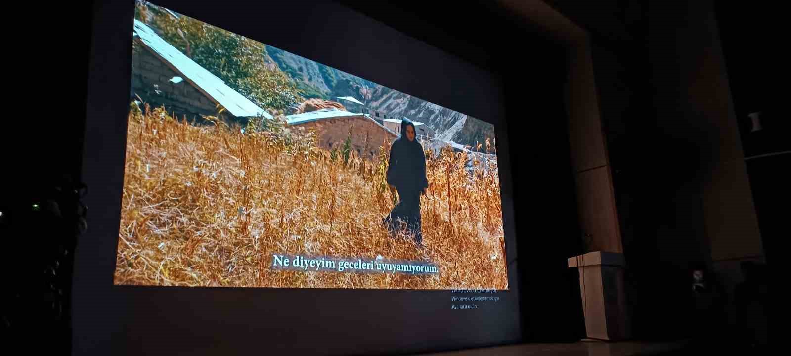 Diyarbakır annelerini konu alan “Sesler ve Yüzler Belgeseli” Bitlis’te gösterime girdi