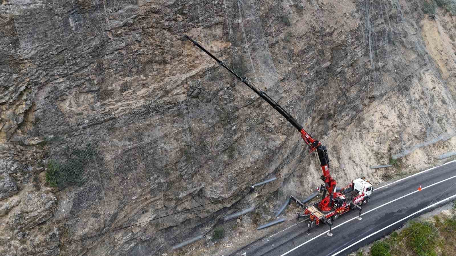 Tunceli’de kaya düşmelerinin ölüm ve yaralanmalara sebep olduğu yola çelik ağ