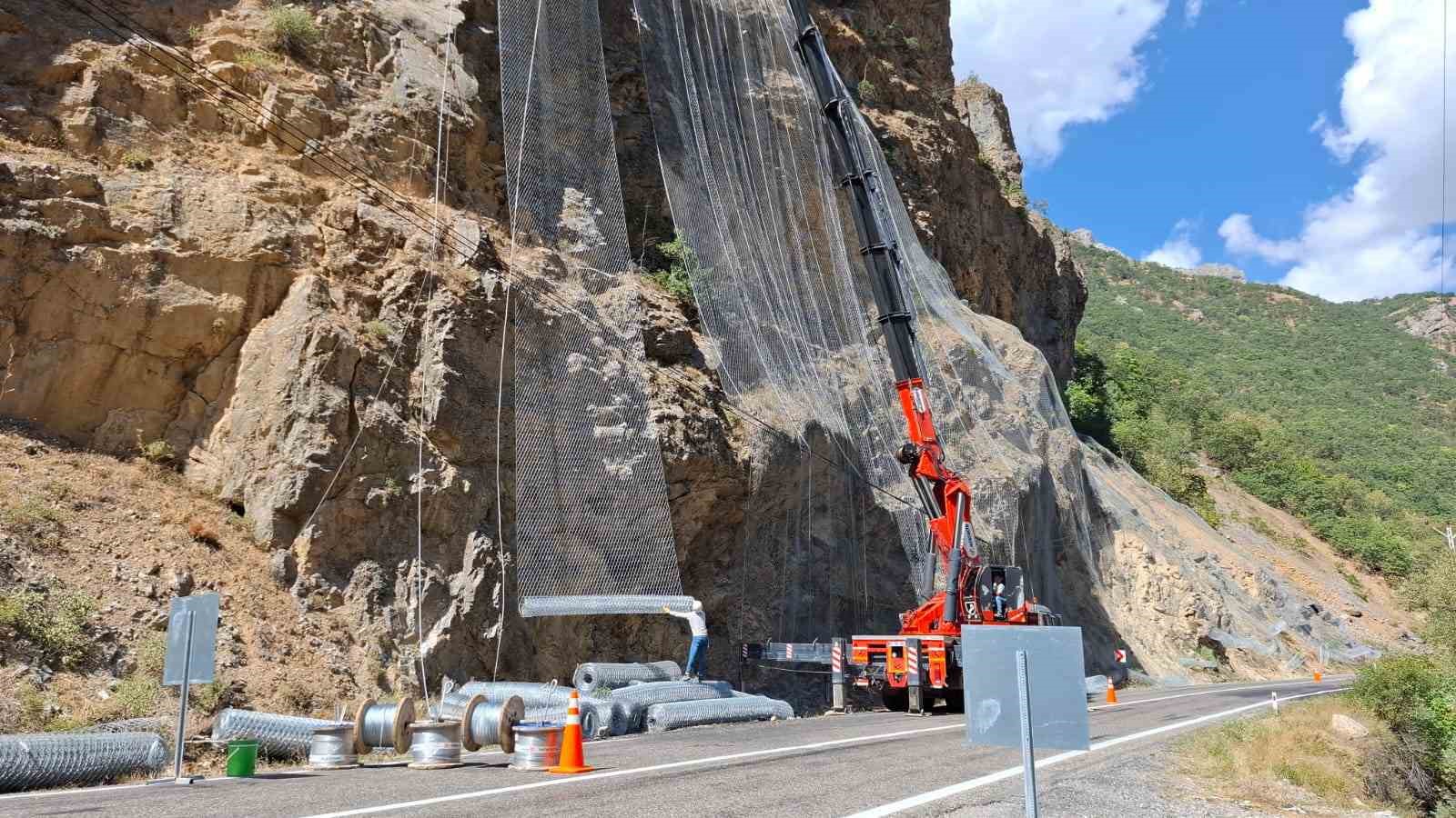 Tunceli’de kaya düşmelerinin ölüm ve yaralanmalara sebep olduğu yola çelik ağ