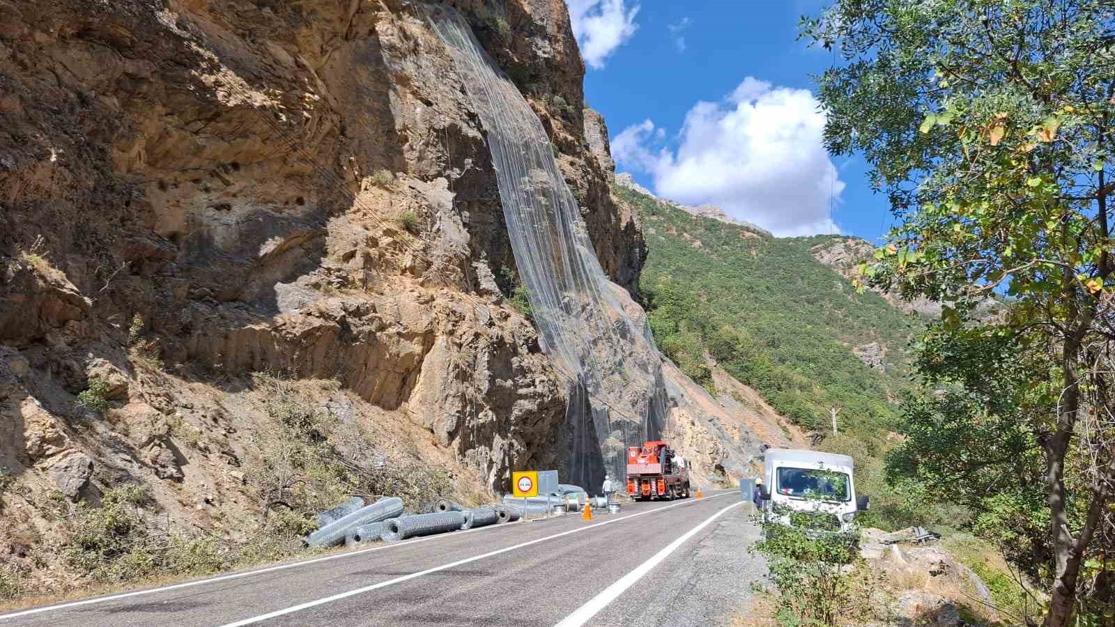 Tunceli’de kaya düşmelerinin ölüm ve yaralanmalara sebep olduğu yola çelik ağ