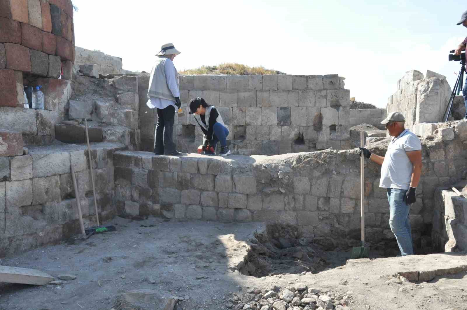 Ani’de Selçuklu dönemine ait erzak deposu ortaya çıkarıldı