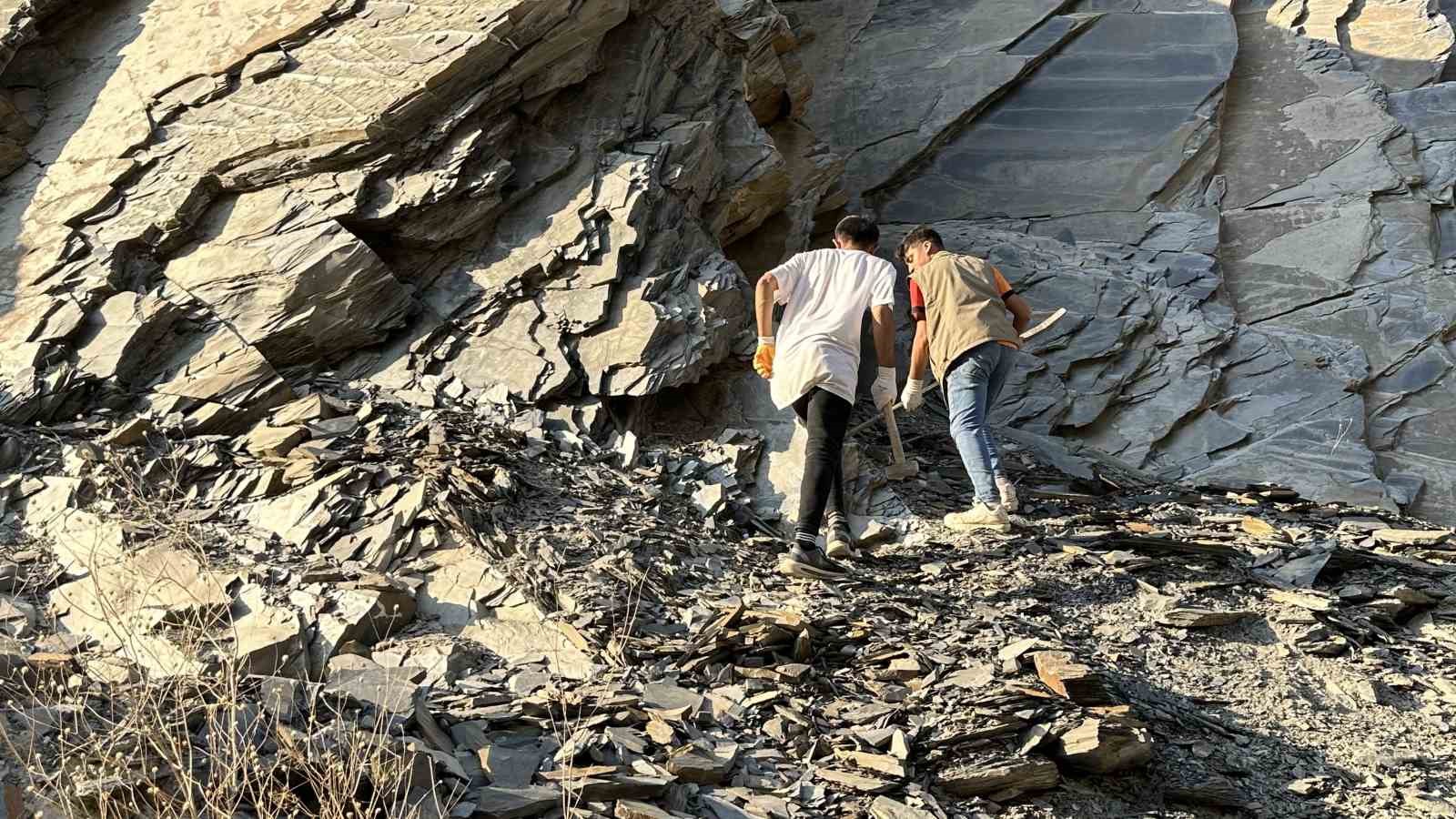 Yüksekova’da definde kullanılan mezar taşları için köylülerin tehlikeli çalışması sürüyor