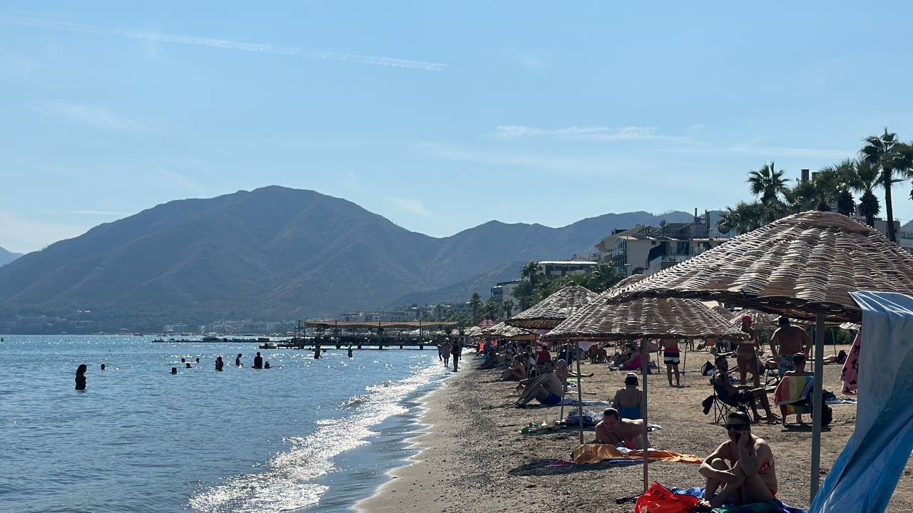 Marmaris’te denizin keyfini turistler çıkarıyor