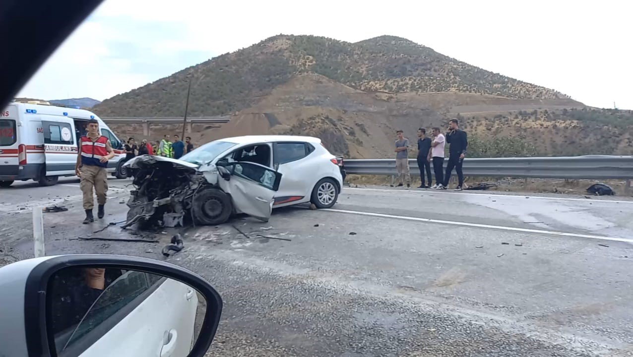 Bitlis’te araçlar kafa kafaya çarpıştı: 8 yaralı