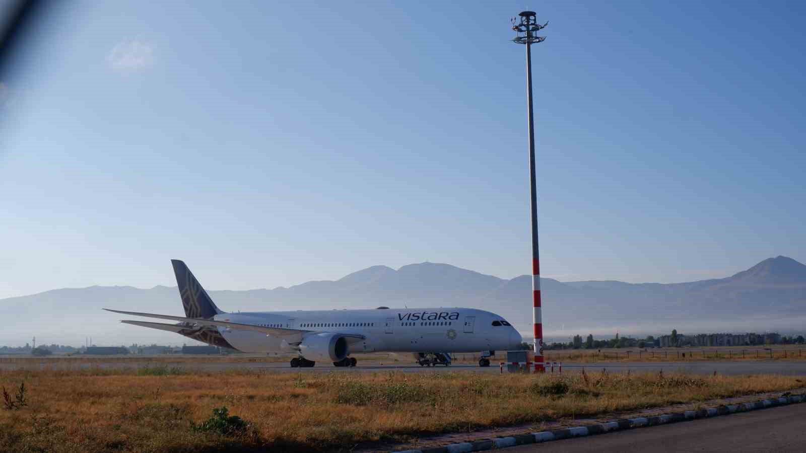 Hindistan uçağı yolcularının Erzurum’daki bekleyişi sürüyor