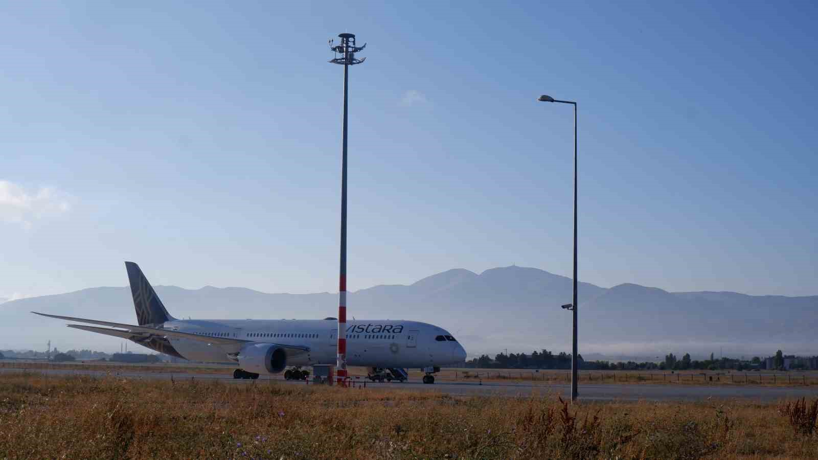 Hindistan uçağı yolcularının Erzurum’daki bekleyişi sürüyor