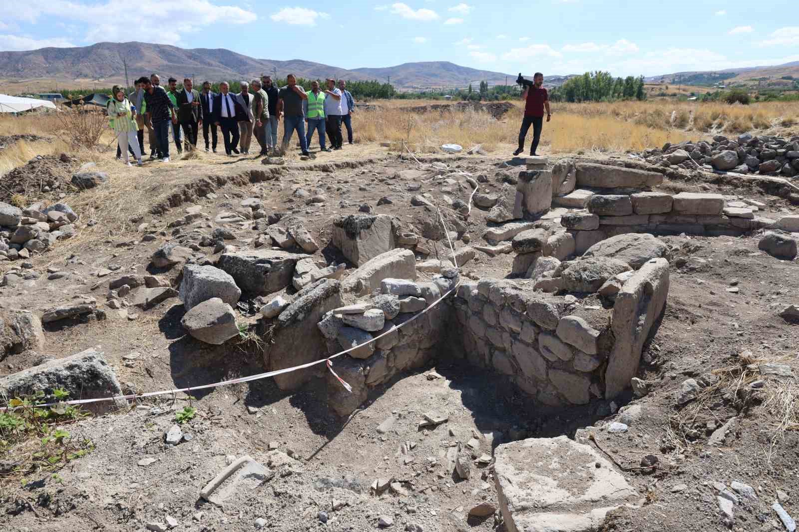 Türkiye’de bir ilk: Tek parça halinde 84 metrekarelik mozaik gün yüzüne çıkarıldı