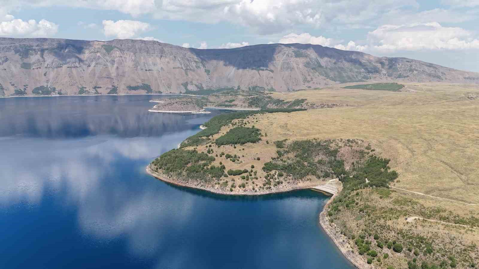 Nemrut’un berrak sularında yüzmenin keyfini çıkardılar