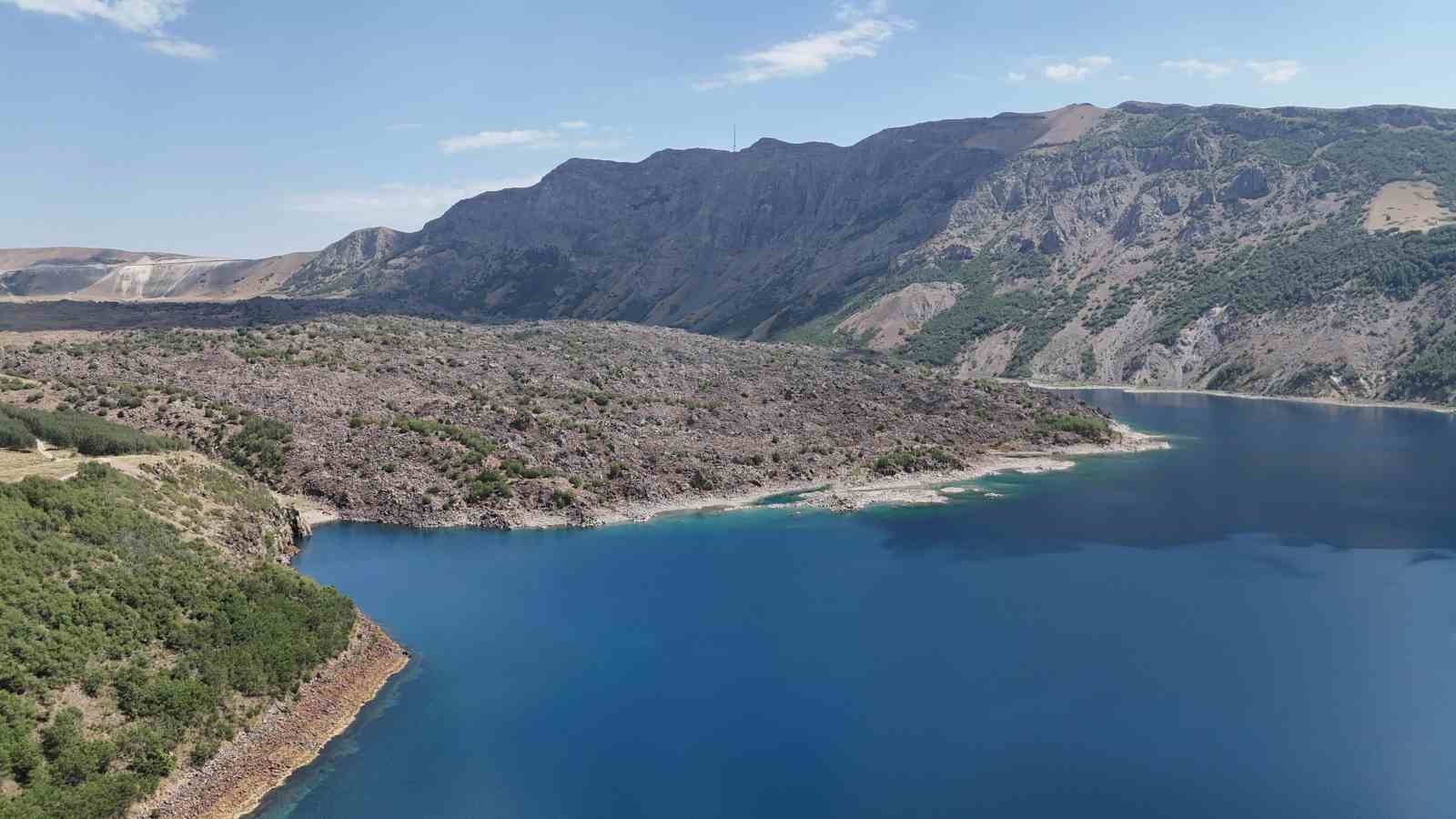 Nemrut’un berrak sularında yüzmenin keyfini çıkardılar