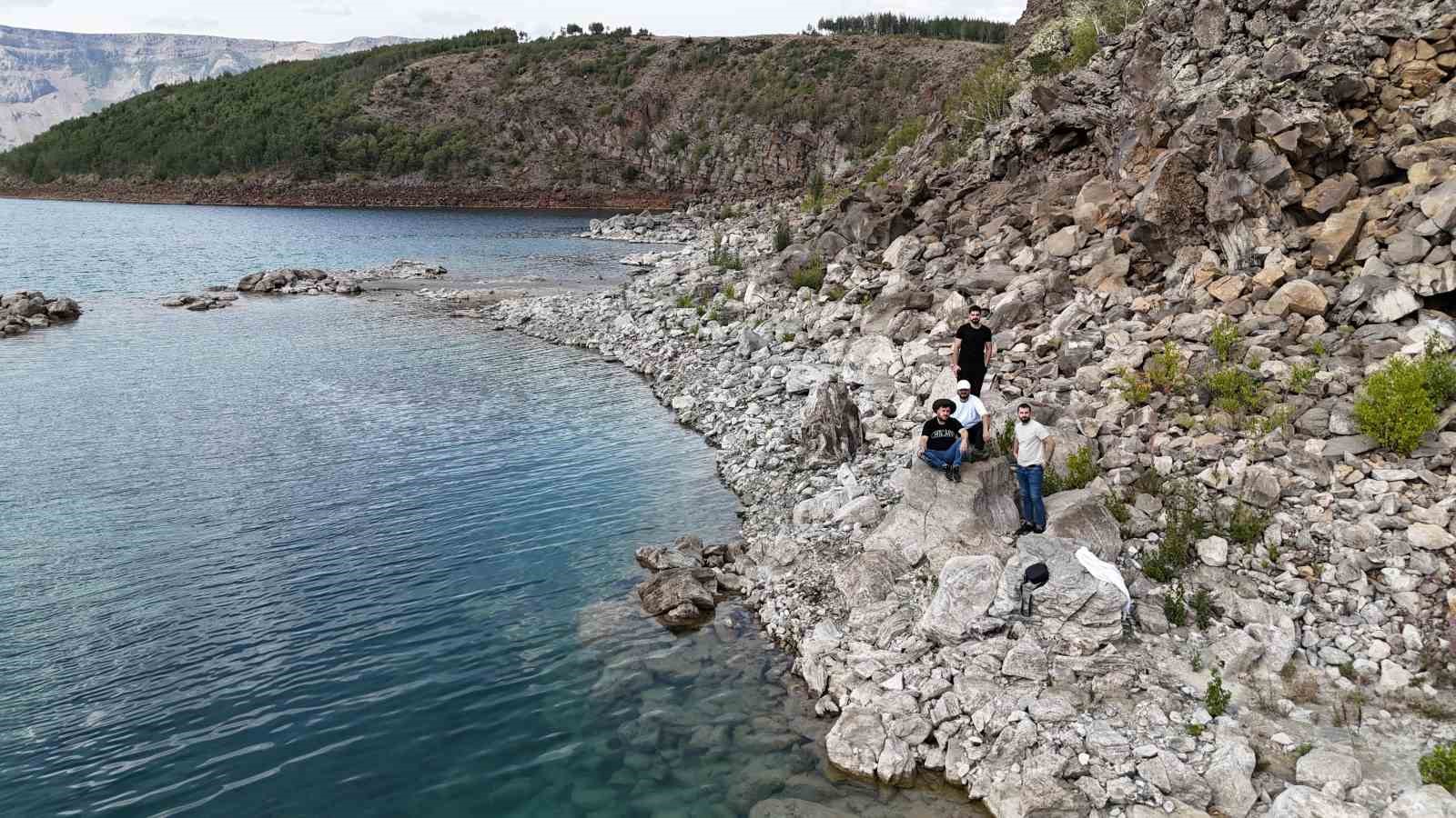 Nemrut’un berrak sularında yüzmenin keyfini çıkardılar