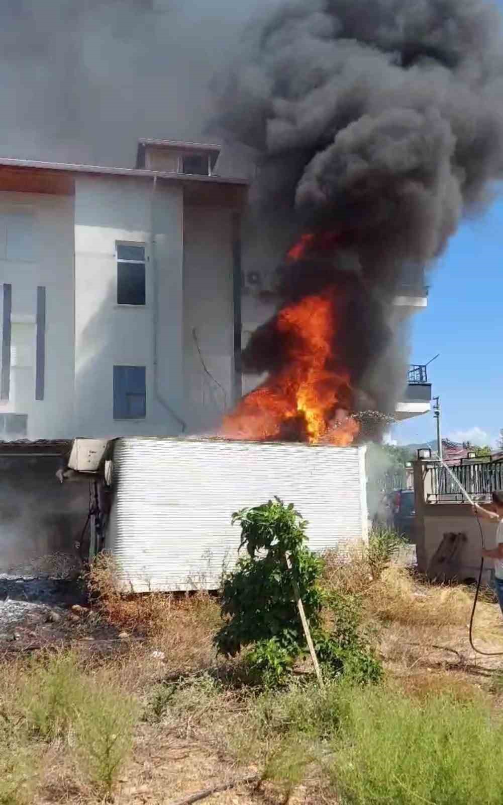 Bahçe temizliği için yakılan ateş konteyneri küle çevirdi