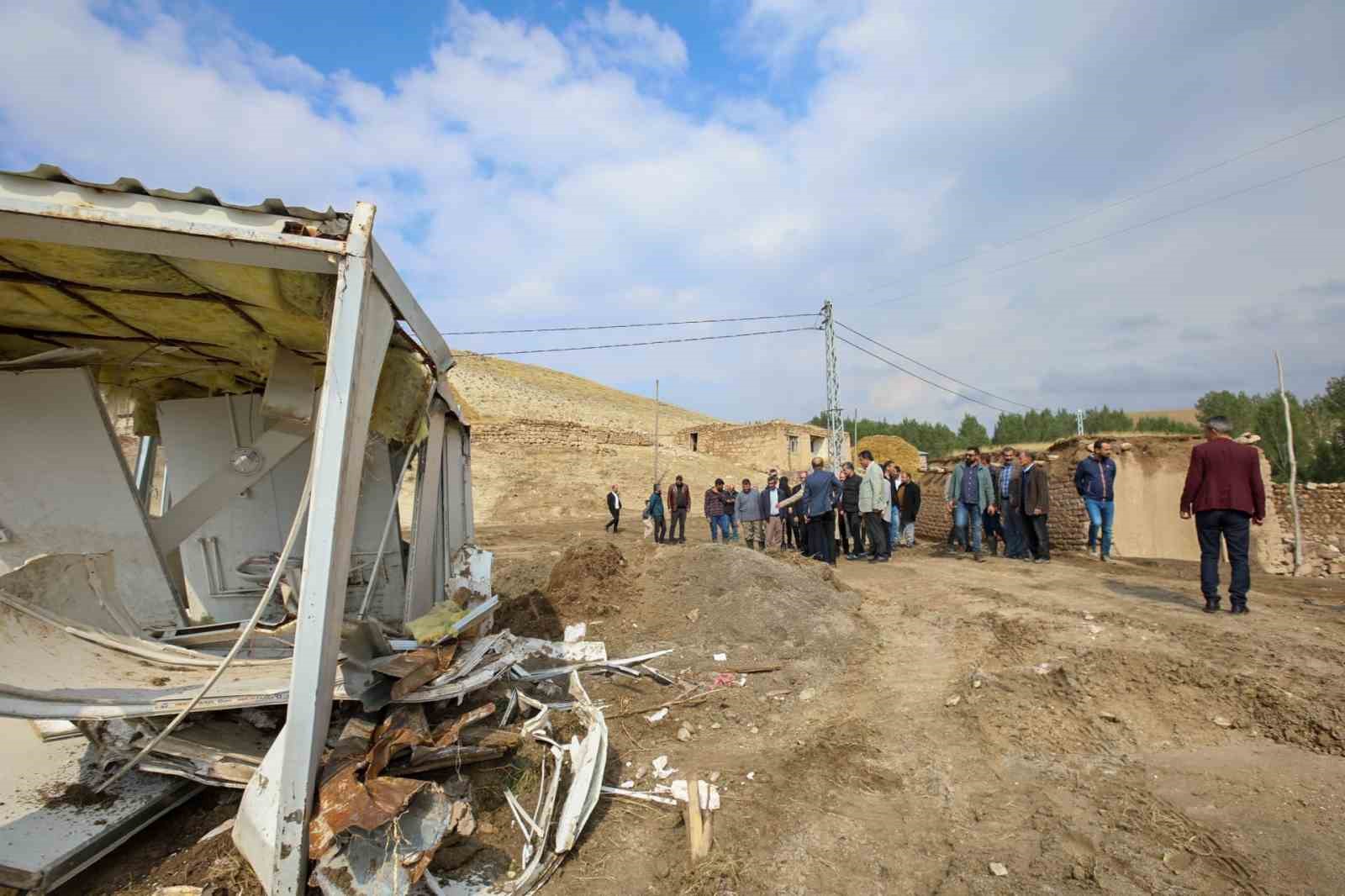 Selde sürüklenen konteynerden son anda kurtuldu