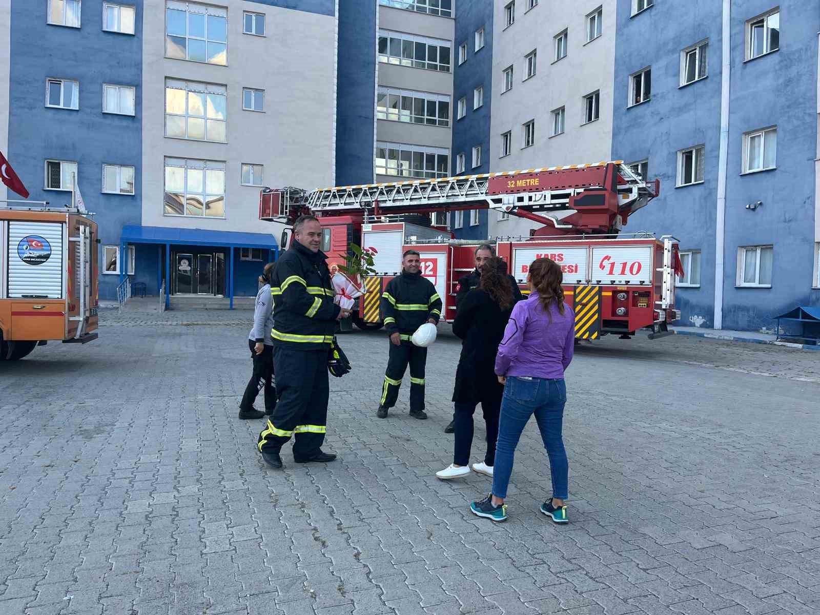 Kars’ta yurt öğrencilerinden itfaiyecilere sürpriz