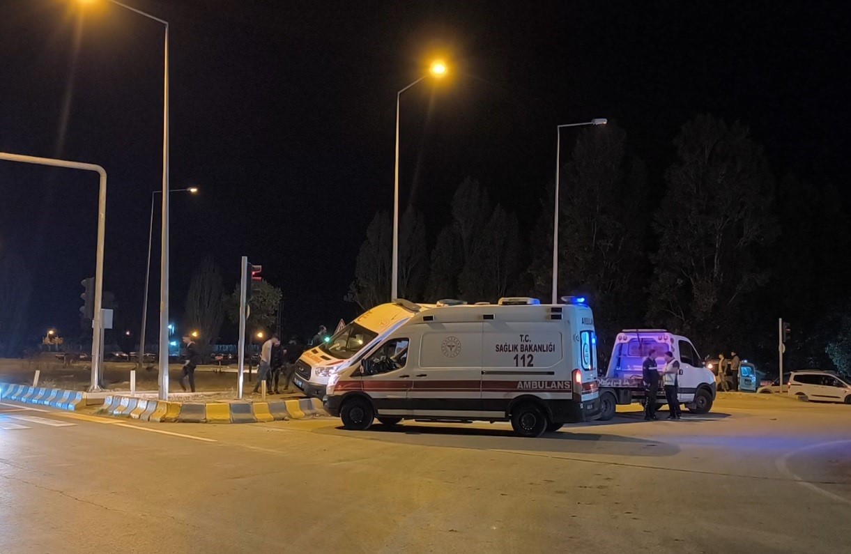 Muş’ta ambulans kaza yaptı: 2 yaralı