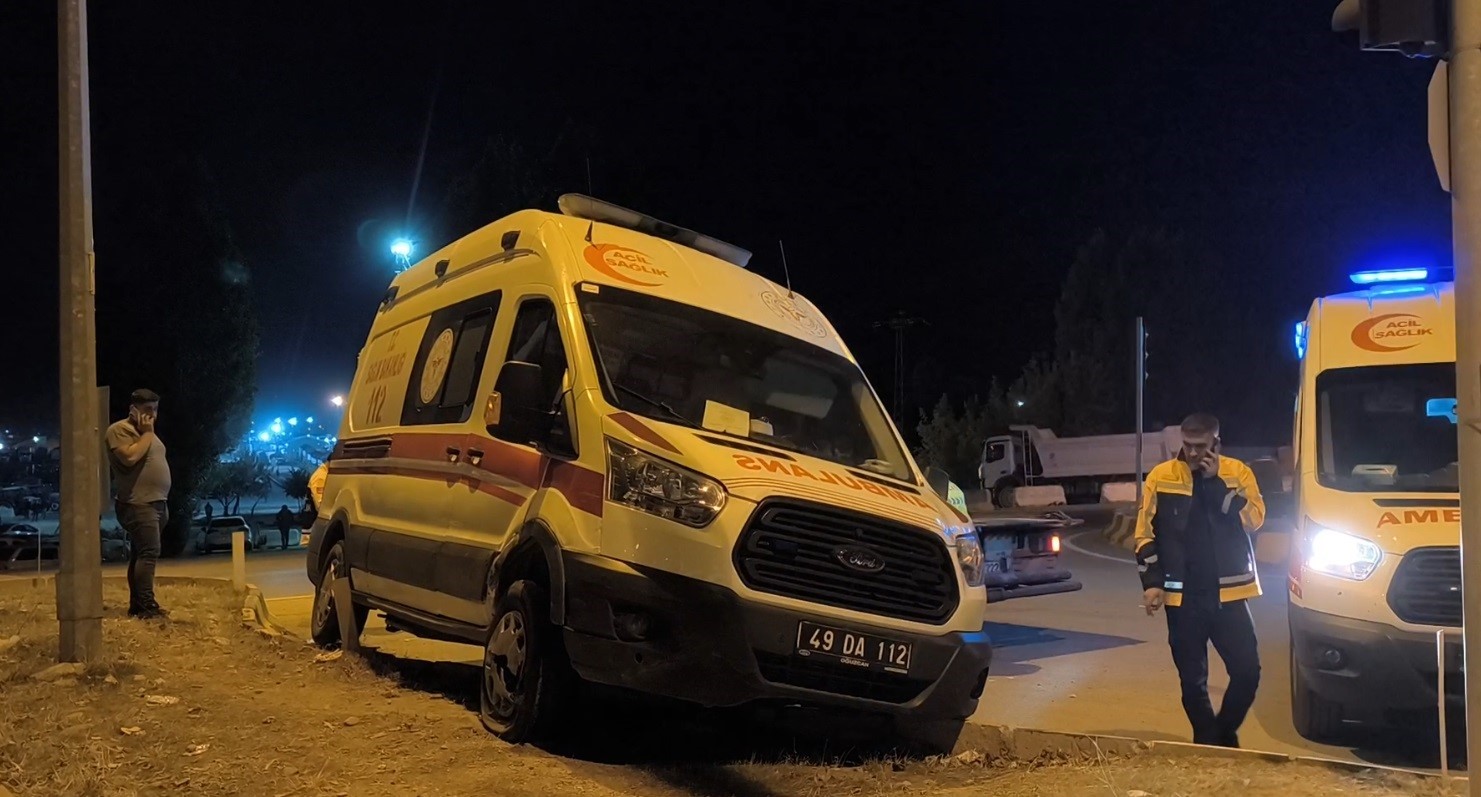 Muş’ta ambulans kaza yaptı: 2 yaralı