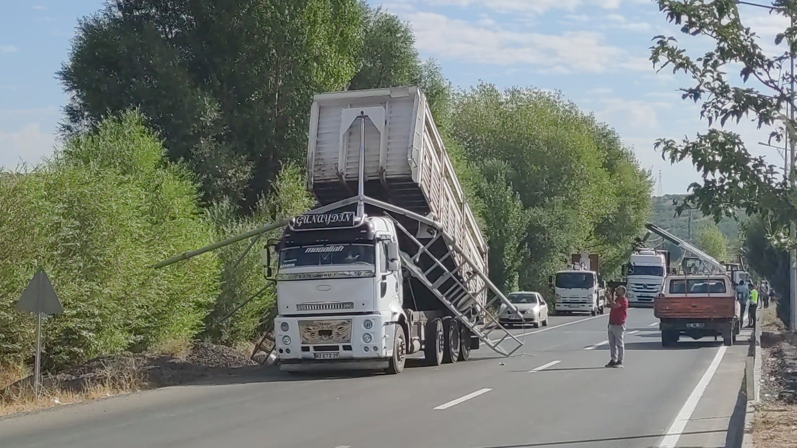 Damperi açık kamyon KGYS direğini devirdi