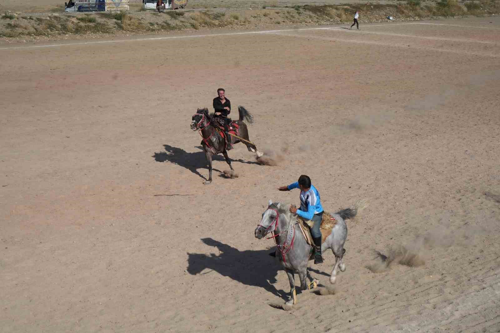 Cirit sporcusuna özel asker eğlencesi: ciritçi baba oğlunu askere cirit müsabakasıyla uğurladı