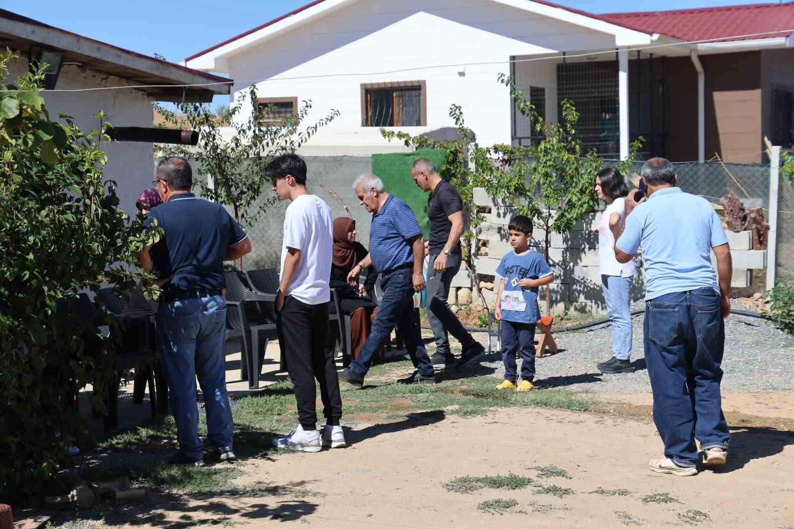 Randevu almayanları geri gönderiyor: Elazığ’da kırlangıç otu ile göz hastalıklarına umut