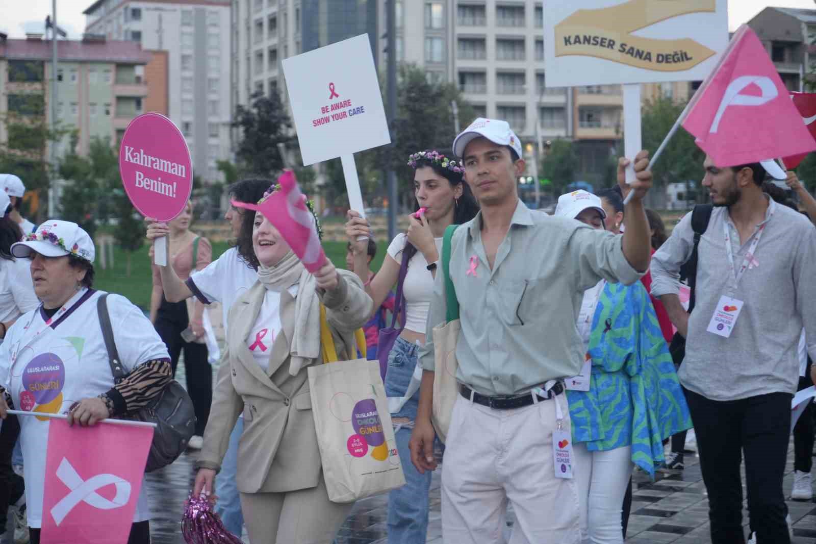 Gönüllü gençler, kansere dikkat çekmek için yürüdü