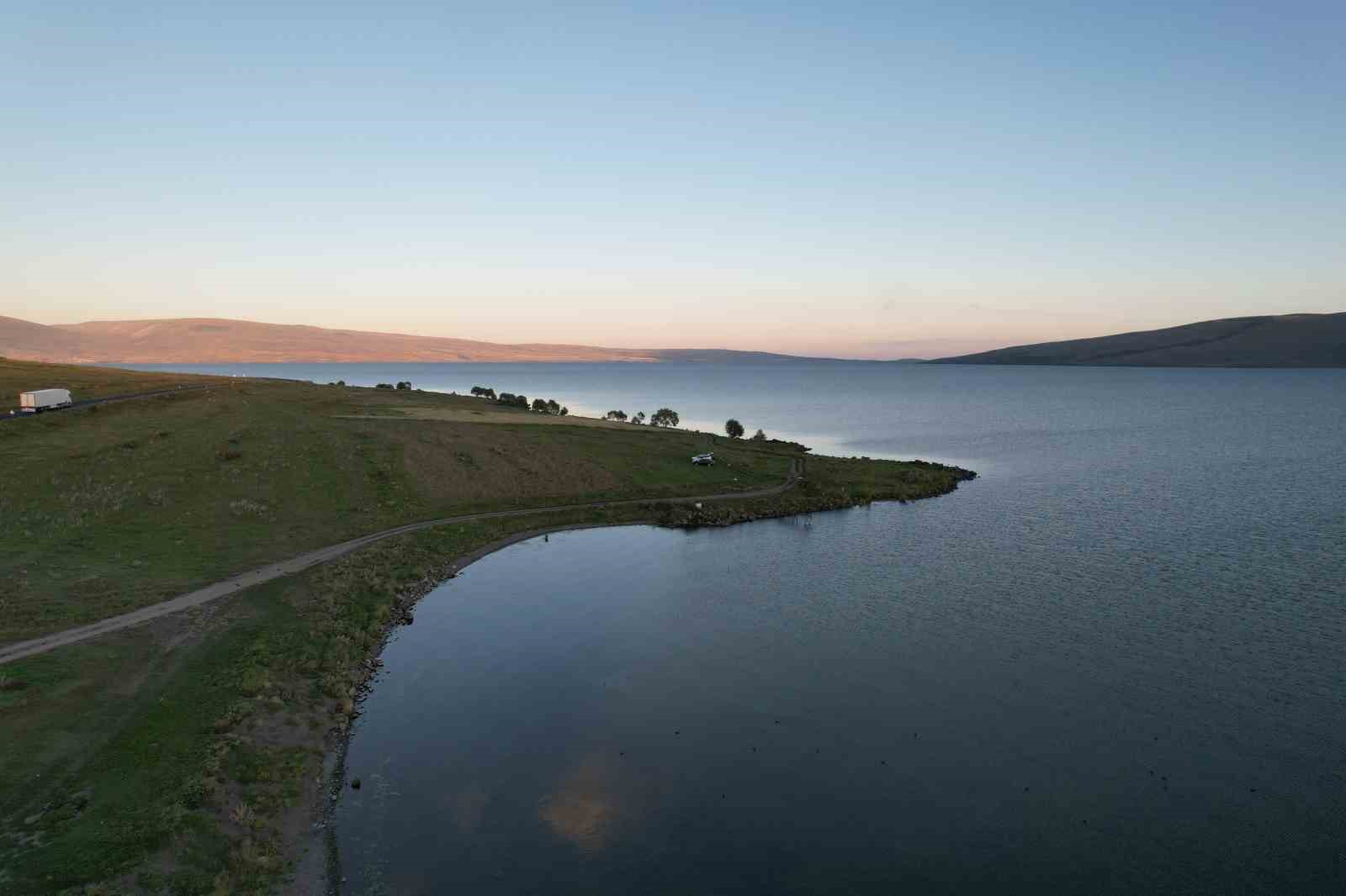 Çıldır Gölü’nde mest eden gün batımı manzarası