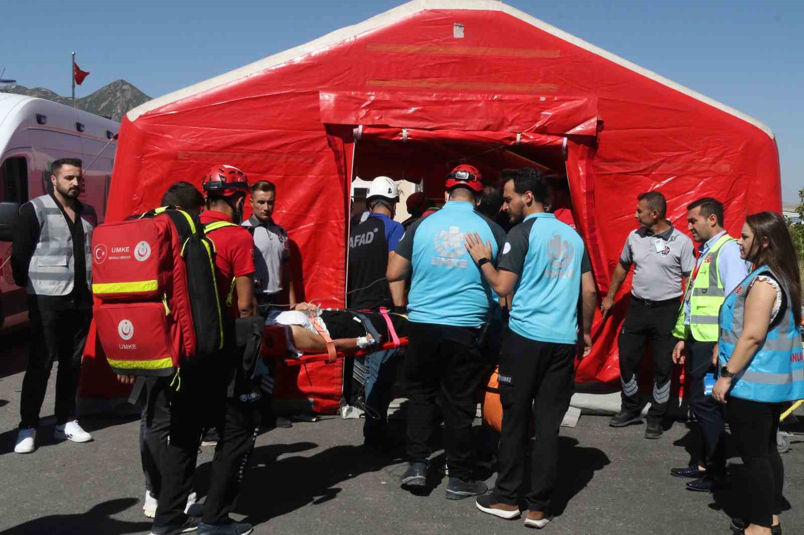 Bitlis’te Türkiye’nin en büyük feribotlarıyla deprem tatbikatı yapıldı